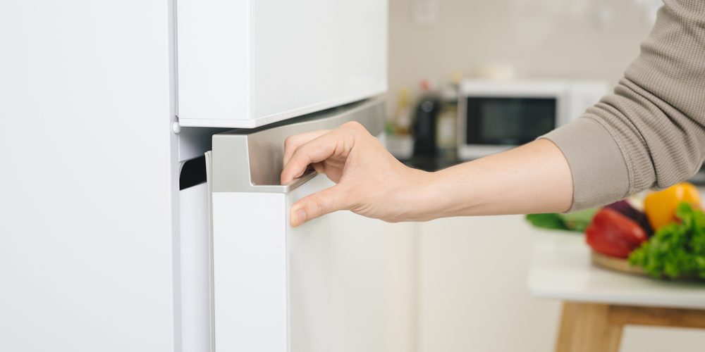 Comment remplacer une poignée à dépression d'un réfrigérateur / congélateur  ? 